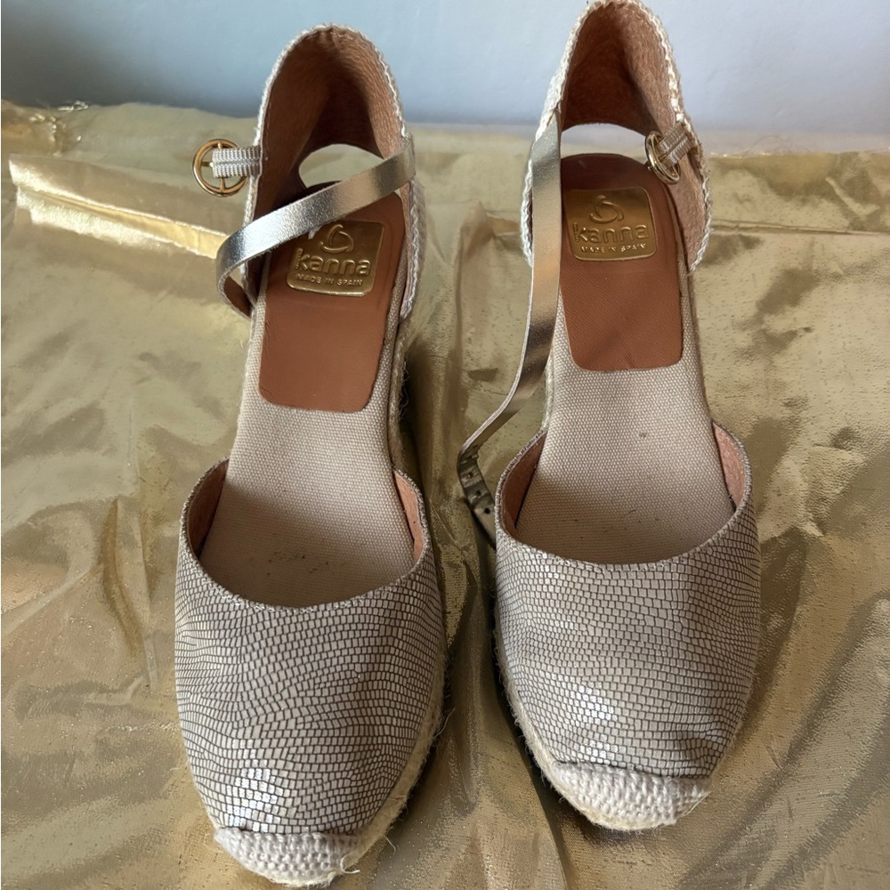 Kanna Women's Metallic Espadrille Sandals
